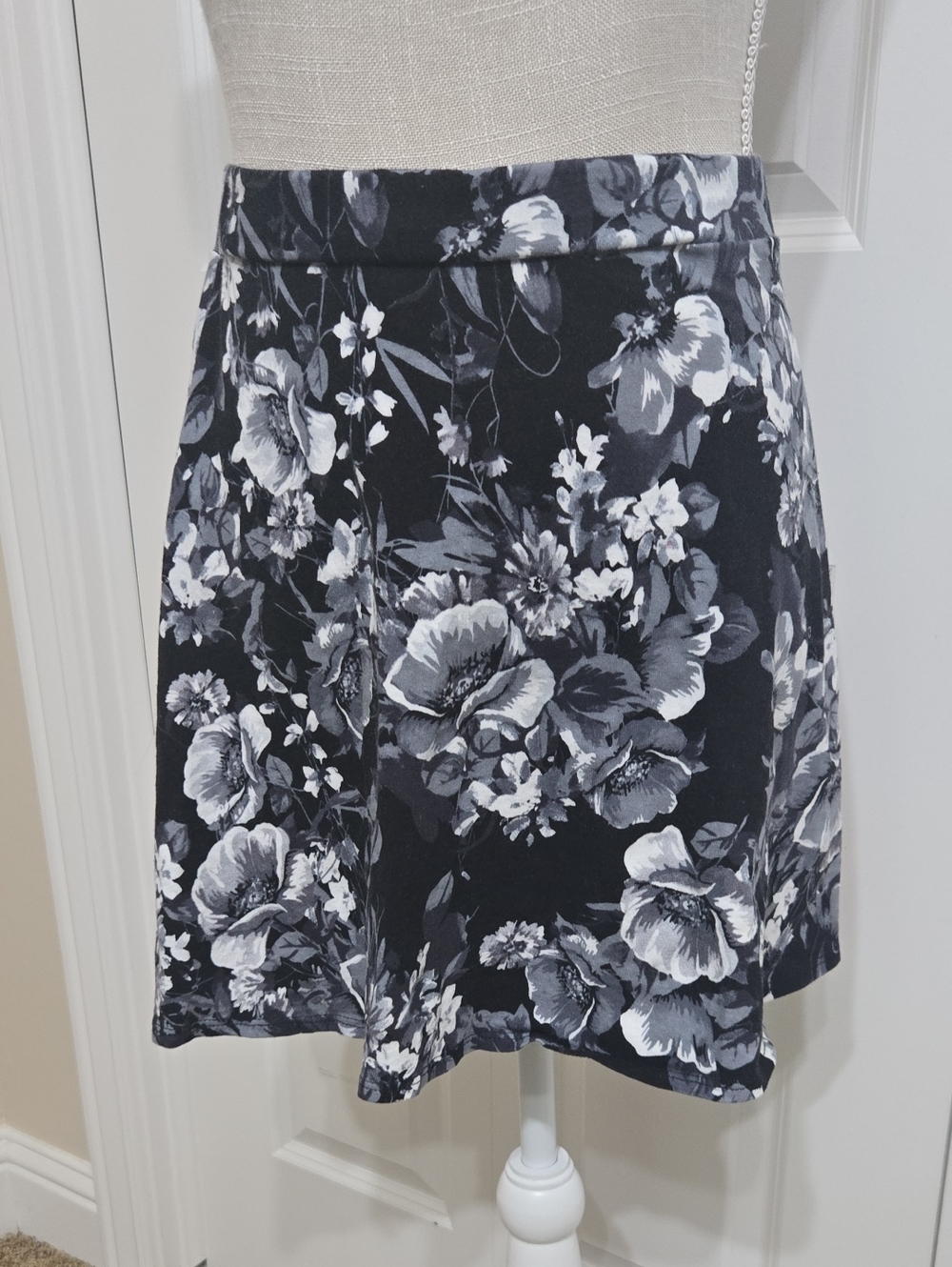 Timing Black & White Floral Skater Skirt Sz S In Great Condition